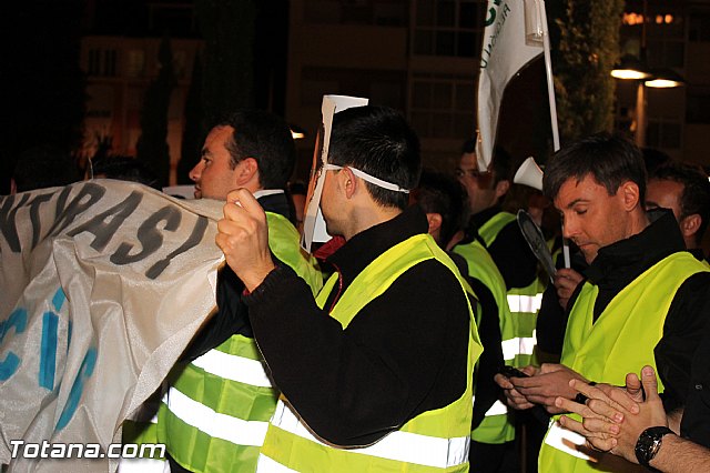Manifestacin de la Polica Local frente al Consejero de Presidencia y autoridades municipales (Mircoles Santo) - 13
