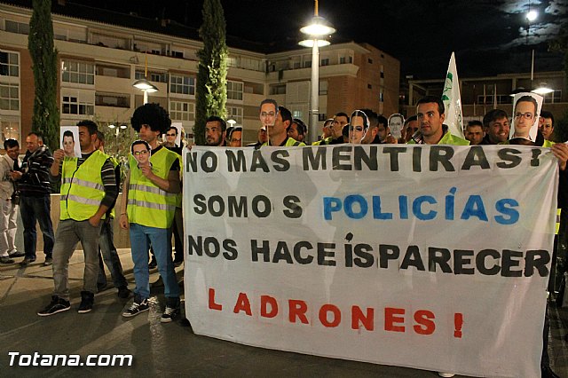 Manifestacin de la Polica Local frente al Consejero de Presidencia y autoridades municipales (Mircoles Santo) - 15