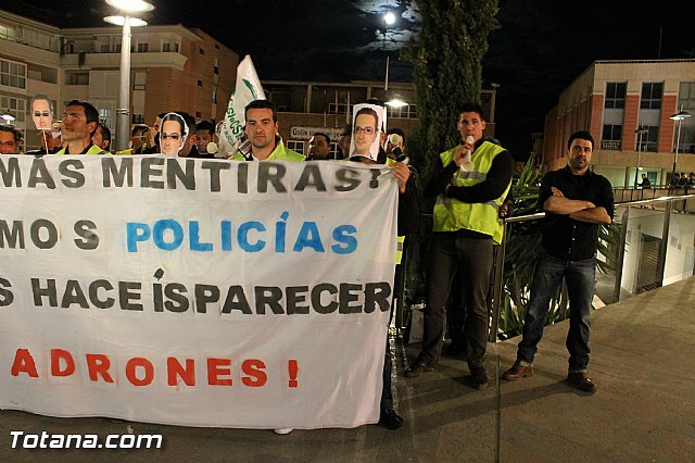 Manifestacin de la Polica Local frente al Consejero de Presidencia y autoridades municipales (Mircoles Santo) - 16