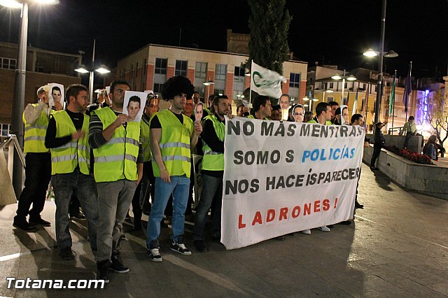 Manifestacin de la Polica Local frente al Consejero de Presidencia y autoridades municipales (Mircoles Santo) - 17