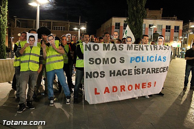 Manifestacin de la Polica Local frente al Consejero de Presidencia y autoridades municipales (Mircoles Santo) - 18