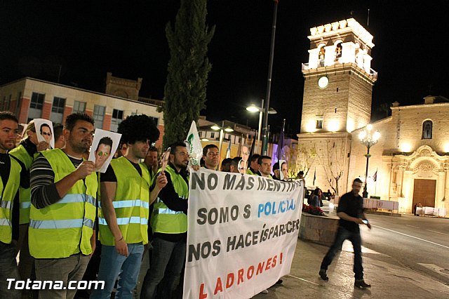 Manifestacin de la Polica Local frente al Consejero de Presidencia y autoridades municipales (Mircoles Santo) - 19