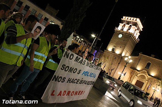 Manifestacin de la Polica Local frente al Consejero de Presidencia y autoridades municipales (Mircoles Santo) - 20