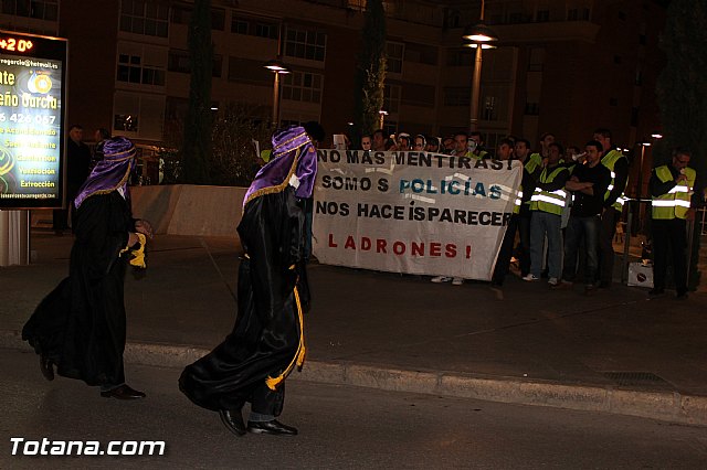 Manifestacin de la Polica Local frente al Consejero de Presidencia y autoridades municipales (Mircoles Santo) - 24