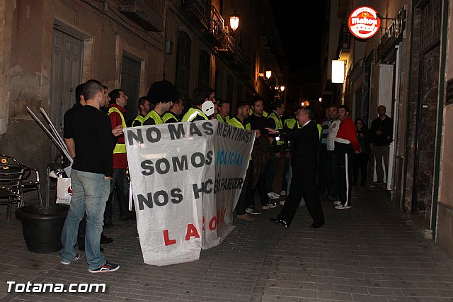 Manifestacin de la Polica Local frente al Consejero de Presidencia y autoridades municipales (Mircoles Santo) - 28