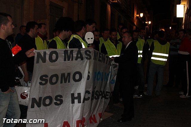 Manifestacin de la Polica Local frente al Consejero de Presidencia y autoridades municipales (Mircoles Santo) - 30