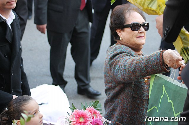 Centenares de personas ofrecen miles de flores a la patrona Santa Eulalia en la tradicional ofrenda 2013 - 251