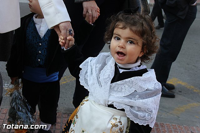 Centenares de personas ofrecen miles de flores a la patrona Santa Eulalia en la tradicional ofrenda 2013 - 4