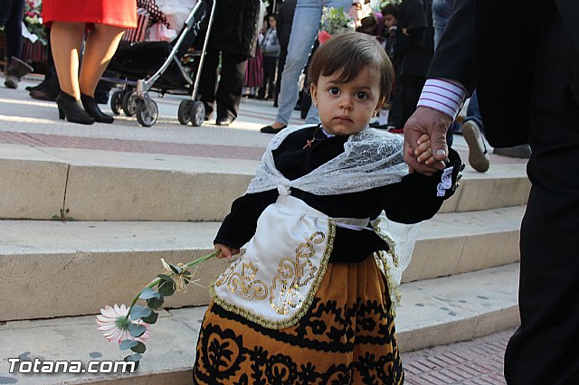 Centenares de personas ofrecen miles de flores a la patrona Santa Eulalia en la tradicional ofrenda 2013 - 5