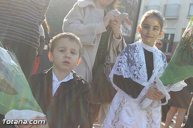 Centenares de personas ofrecen miles de flores a la patrona Santa Eulalia en la tradicional ofrenda 2013 - 11