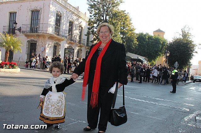 Centenares de personas ofrecen miles de flores a la patrona Santa Eulalia en la tradicional ofrenda 2013 - 15