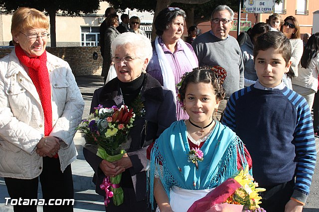 Centenares de personas ofrecen miles de flores a la patrona Santa Eulalia en la tradicional ofrenda 2013 - 23