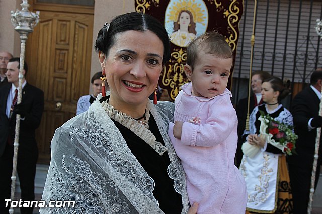 Centenares de personas ofrecen miles de flores a la patrona Santa Eulalia en la tradicional ofrenda 2013 - 24