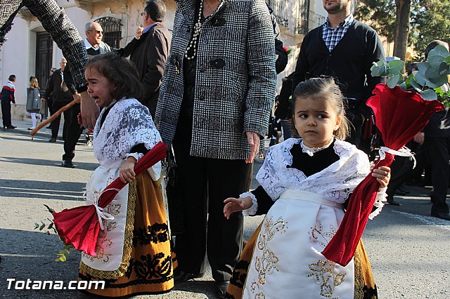 Centenares de personas ofrecen miles de flores a la patrona Santa Eulalia en la tradicional ofrenda 2013 - 28