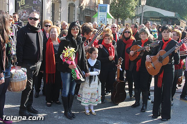 Centenares de personas ofrecen miles de flores a la patrona Santa Eulalia en la tradicional ofrenda 2013 - 35