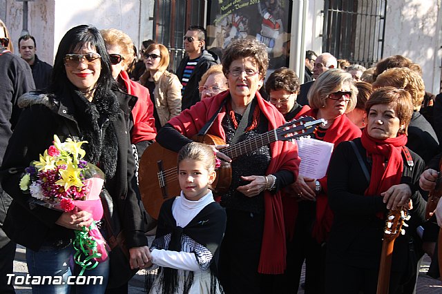 Centenares de personas ofrecen miles de flores a la patrona Santa Eulalia en la tradicional ofrenda 2013 - 36