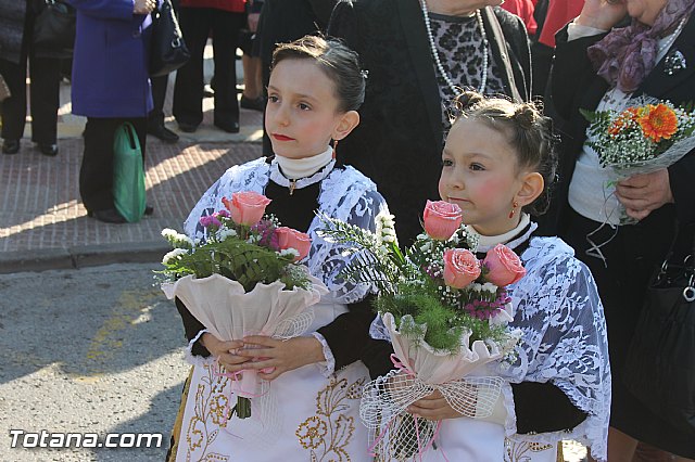 Centenares de personas ofrecen miles de flores a la patrona Santa Eulalia en la tradicional ofrenda 2013 - 41