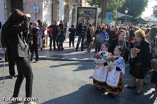 Centenares de personas ofrecen miles de flores a la patrona Santa Eulalia en la tradicional ofrenda 2013 - 42