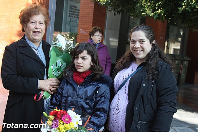Centenares de personas ofrecen miles de flores a la patrona Santa Eulalia en la tradicional ofrenda 2013 - 46