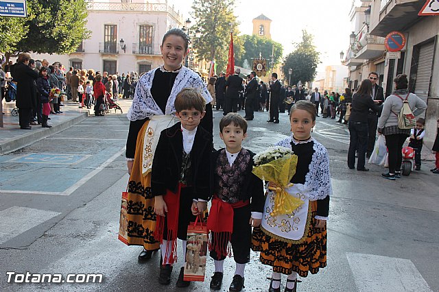 Centenares de personas ofrecen miles de flores a la patrona Santa Eulalia en la tradicional ofrenda 2013 - 49