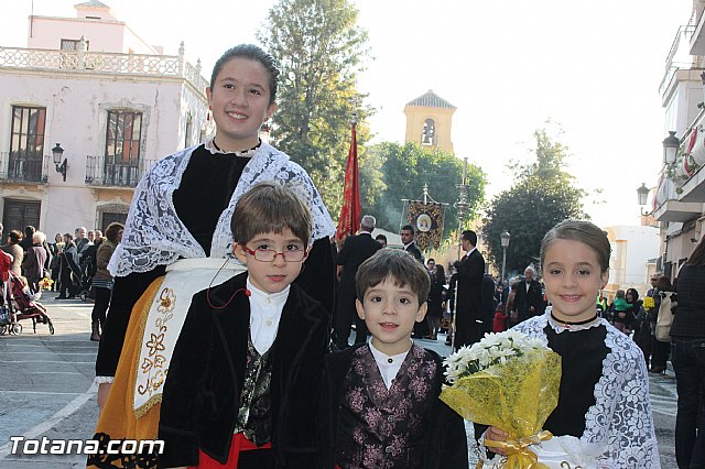Centenares de personas ofrecen miles de flores a la patrona Santa Eulalia en la tradicional ofrenda 2013 - 50
