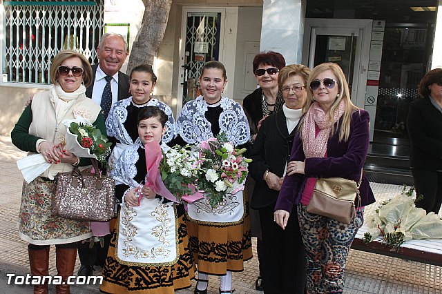 Centenares de personas ofrecen miles de flores a la patrona Santa Eulalia en la tradicional ofrenda 2013 - 51