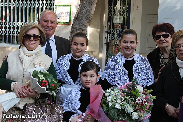 Centenares de personas ofrecen miles de flores a la patrona Santa Eulalia en la tradicional ofrenda 2013 - 52