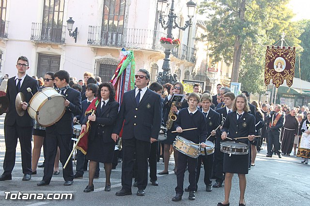 Centenares de personas ofrecen miles de flores a la patrona Santa Eulalia en la tradicional ofrenda 2013 - 54