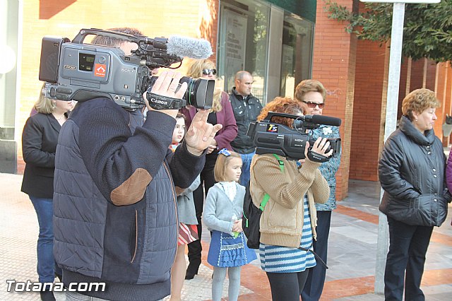 Centenares de personas ofrecen miles de flores a la patrona Santa Eulalia en la tradicional ofrenda 2013 - 56