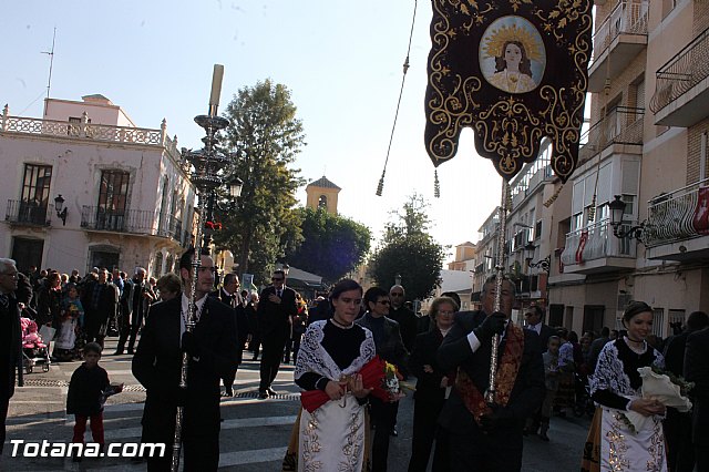Centenares de personas ofrecen miles de flores a la patrona Santa Eulalia en la tradicional ofrenda 2013 - 68
