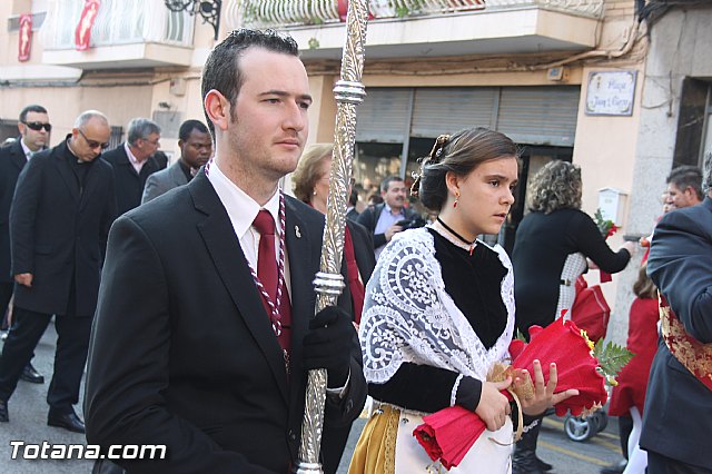 Centenares de personas ofrecen miles de flores a la patrona Santa Eulalia en la tradicional ofrenda 2013 - 69