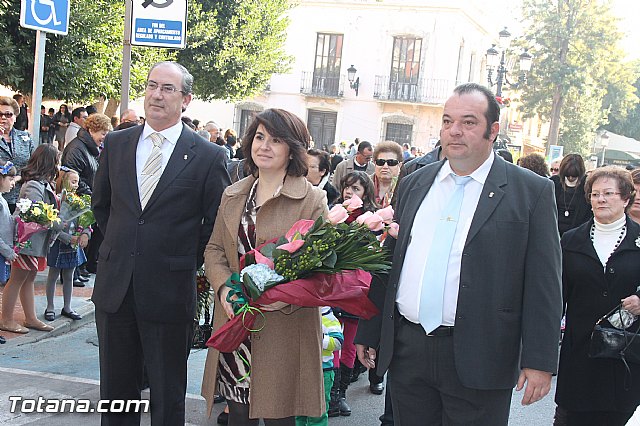 Centenares de personas ofrecen miles de flores a la patrona Santa Eulalia en la tradicional ofrenda 2013 - 76