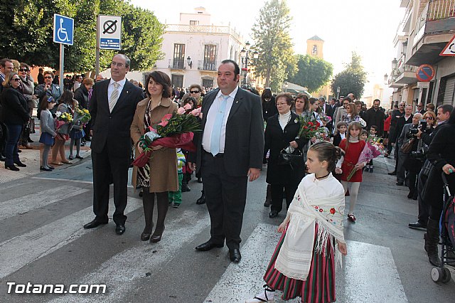 Centenares de personas ofrecen miles de flores a la patrona Santa Eulalia en la tradicional ofrenda 2013 - 77
