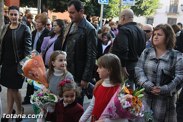 Centenares de personas ofrecen miles de flores a la patrona Santa Eulalia en la tradicional ofrenda 2013 - 80