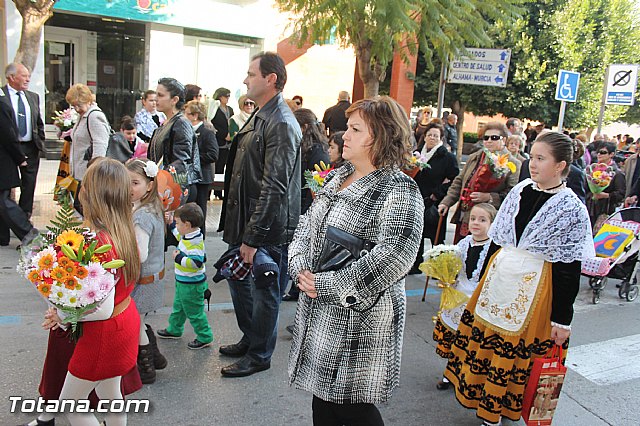 Centenares de personas ofrecen miles de flores a la patrona Santa Eulalia en la tradicional ofrenda 2013 - 81
