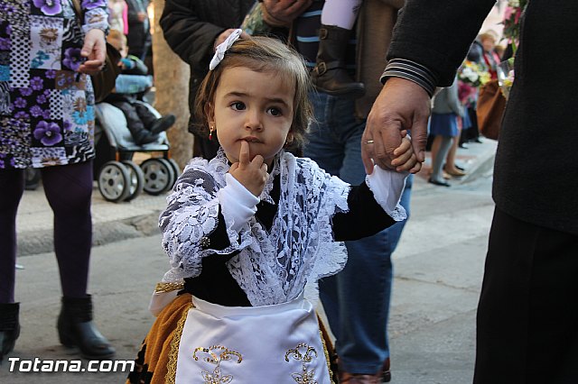 Centenares de personas ofrecen miles de flores a la patrona Santa Eulalia en la tradicional ofrenda 2013 - 83