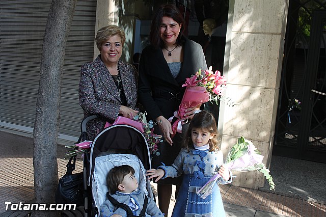 Centenares de personas ofrecen miles de flores a la patrona Santa Eulalia en la tradicional ofrenda 2013 - 85