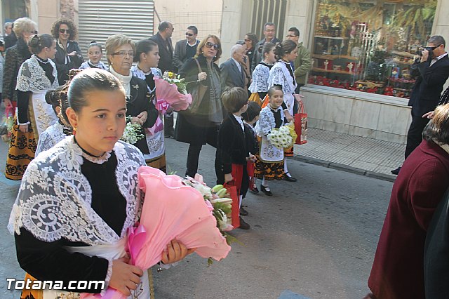 Centenares de personas ofrecen miles de flores a la patrona Santa Eulalia en la tradicional ofrenda 2013 - 89