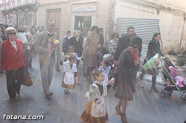 Centenares de personas ofrecen miles de flores a la patrona Santa Eulalia en la tradicional ofrenda 2013 - 90