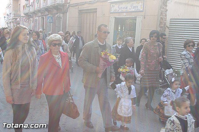 Centenares de personas ofrecen miles de flores a la patrona Santa Eulalia en la tradicional ofrenda 2013 - 91