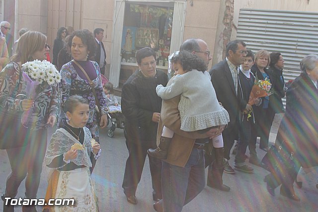 Centenares de personas ofrecen miles de flores a la patrona Santa Eulalia en la tradicional ofrenda 2013 - 92