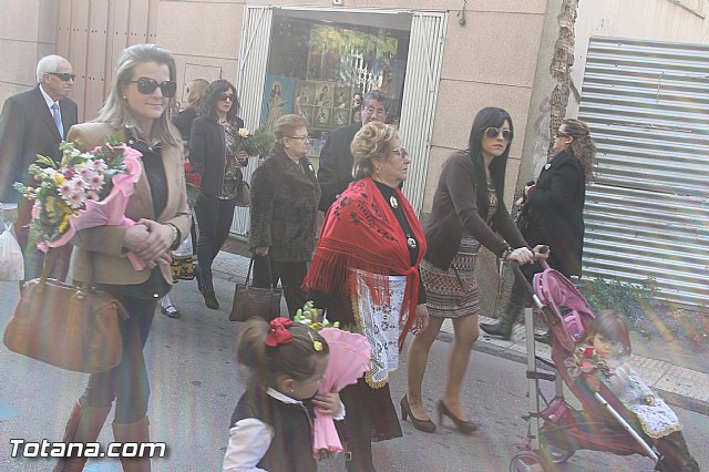 Centenares de personas ofrecen miles de flores a la patrona Santa Eulalia en la tradicional ofrenda 2013 - 93