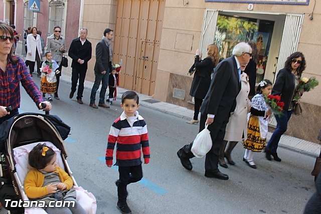 Centenares de personas ofrecen miles de flores a la patrona Santa Eulalia en la tradicional ofrenda 2013 - 94