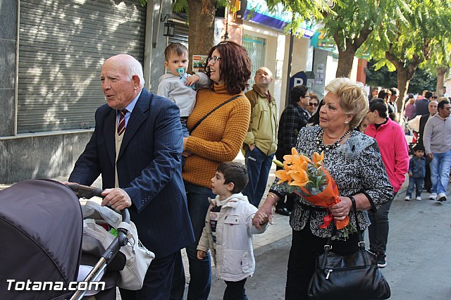 Centenares de personas ofrecen miles de flores a la patrona Santa Eulalia en la tradicional ofrenda 2013 - 96