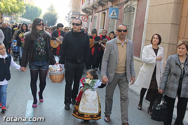 Centenares de personas ofrecen miles de flores a la patrona Santa Eulalia en la tradicional ofrenda 2013 - 97