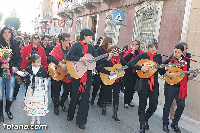 Centenares de personas ofrecen miles de flores a la patrona Santa Eulalia en la tradicional ofrenda 2013 - 98