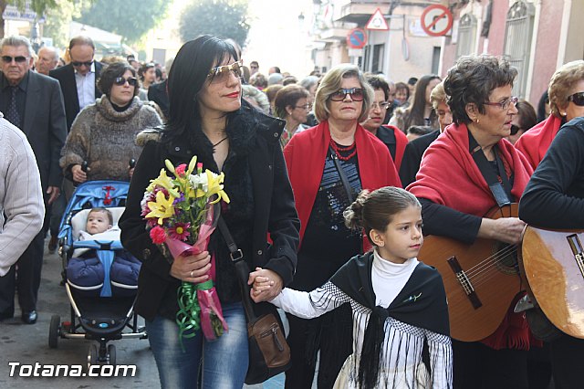 Centenares de personas ofrecen miles de flores a la patrona Santa Eulalia en la tradicional ofrenda 2013 - 99