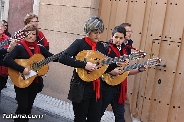 Centenares de personas ofrecen miles de flores a la patrona Santa Eulalia en la tradicional ofrenda 2013 - 100