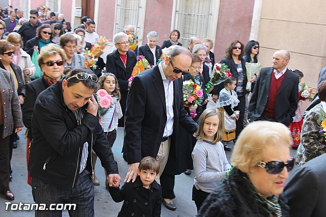 Centenares de personas ofrecen miles de flores a la patrona Santa Eulalia en la tradicional ofrenda 2013 - 103