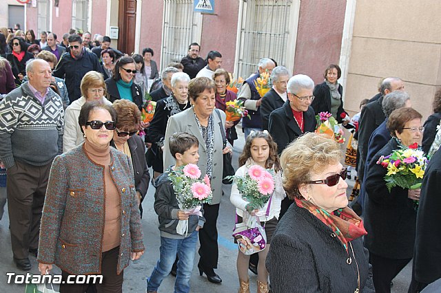 Centenares de personas ofrecen miles de flores a la patrona Santa Eulalia en la tradicional ofrenda 2013 - 104
